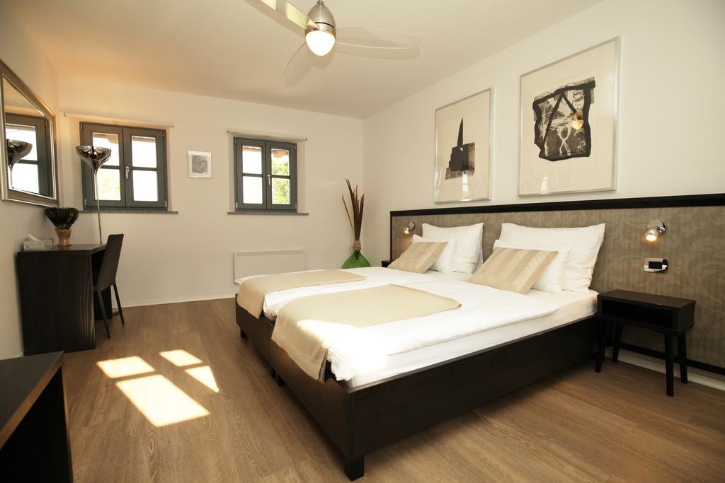 Boutique Hotel Dvor Dobrovo Exterior photo